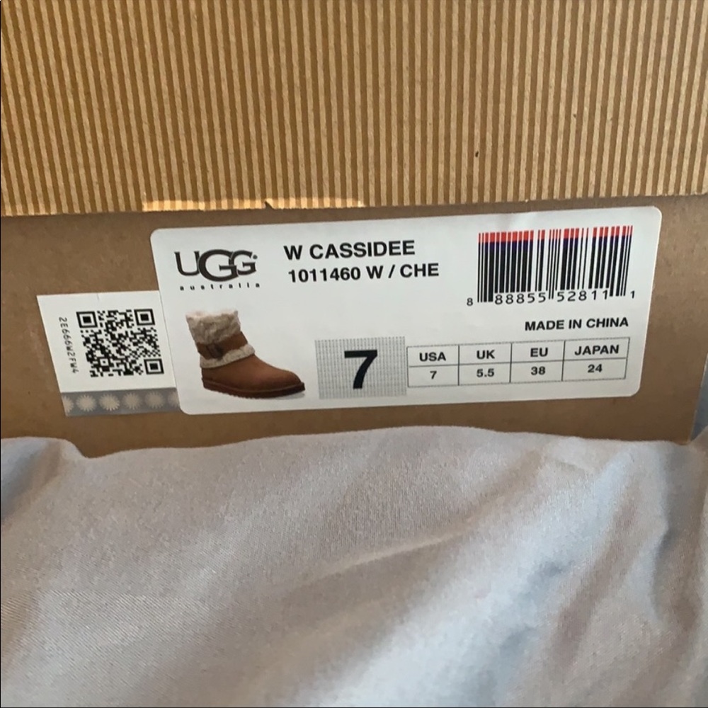 UGG Chestnut Suede & Cream Knit Short Boot - Picture 5 of 11